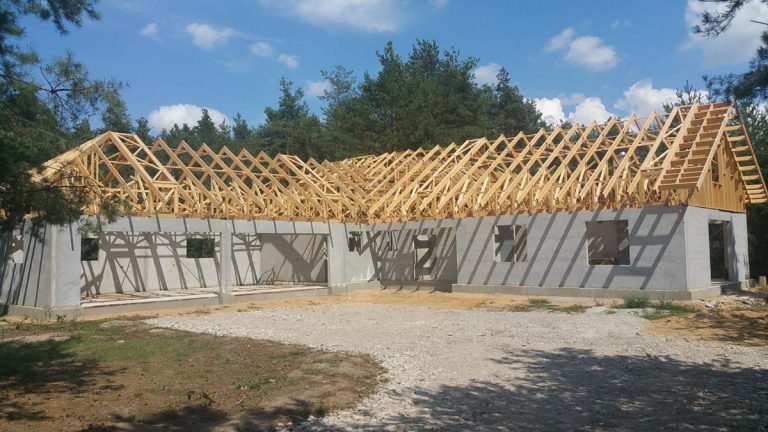 Sklep mający bardzo dobre drewniane konstrukcje dachowe