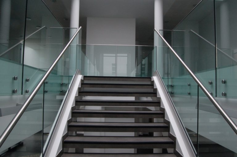 Balustrady Mosiężne: Ekskluzywny Wygląd i Trwałość